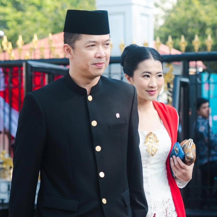 <p>Kehidupan pribadi mantan atlet bulu tangkis Taufik Hidayat jauh dari sorot publik. Pada 4 Februari 2006, Taufik resmi menikah dengan Ami Gumelar. Sejak menikah rumah tangga pasangan dikenal harmonis dan jauh dari gosip miring, Bunda. (Foto: Instagram @taufikhidayatofficial)</p>