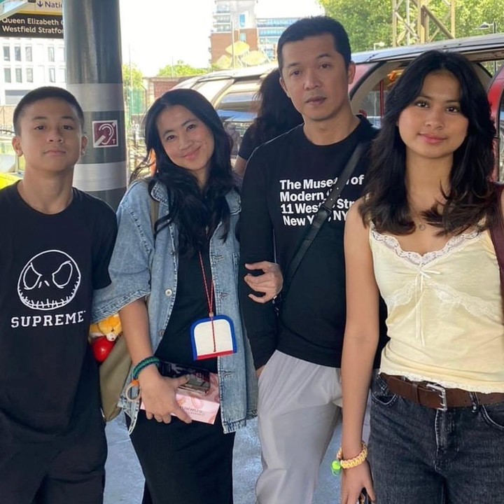 <p>Dari pernikahannya dengan Ami Gumelar, Taufik dikaruniai dua anak yang kini sudah beranjak remaja. Mereka adalah Natarina Alika Hidayat yang lahir pada 3 Agustus 2007, dan Nayottama Prawira Hidayat yang lahir 11 Juni 2010. (Foto: Instagram @taufikhidayatofficial)</p>