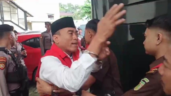 Dua pentolan AMPB, Supriyono dan Teguh, jalani sidang perdana terkait blokade jalan setelah pemakzulan Bupati Pati. Mereka menolak dakwaan dan serukan keadilan.