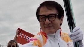 Momen Jackie Chan Bawa Obor Olimpiade 2026 Keliling Pompeii