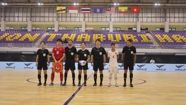 Thailand mengalahkan Vietnam 5-1, merebut puncak klasemen Piala AFF Futsal U-16 2025. Indonesia di posisi kedua, namun kelolosan ke final masih terancam.