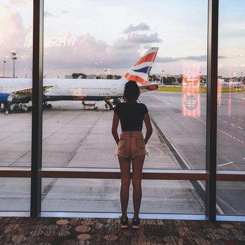 Traveling Unik Khas Introvert! Ini 4 Tingkah yang Cuma Introvert Lakukan di Bandara