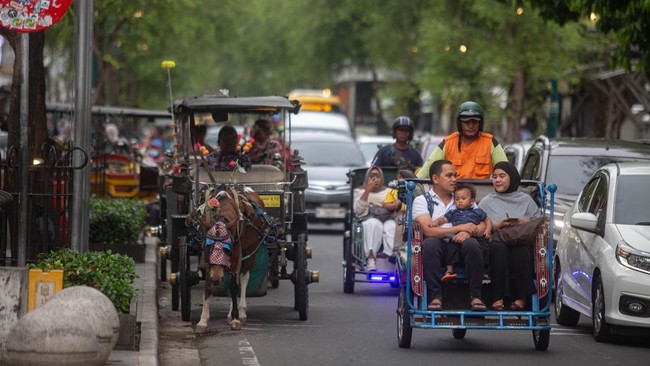 Polda DIY mencatat 371.241 kendaraan masuk wilayah Yogyakarta jelang Nataru. Arus lalu lintas tinggi di pagi dan sore hari. Pengendara diimbau waspada.
