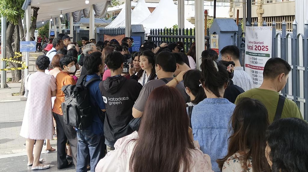Jelang Misa Malam Natal, Gereja Katedral Jakarta Dipadati Umat