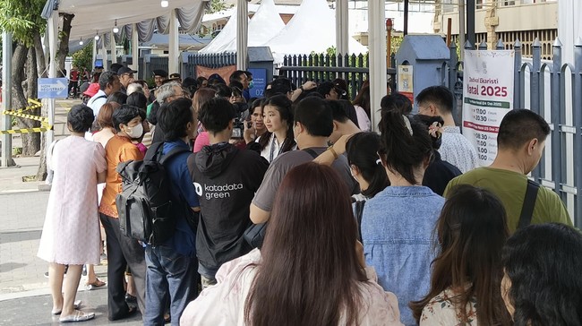 Umat Katolik mulai memasuki Gereja Katedral Jakarta untuk Misa Malam Natal 2025. Pemeriksaan ketat dilakukan sebelum ibadah dimulai.