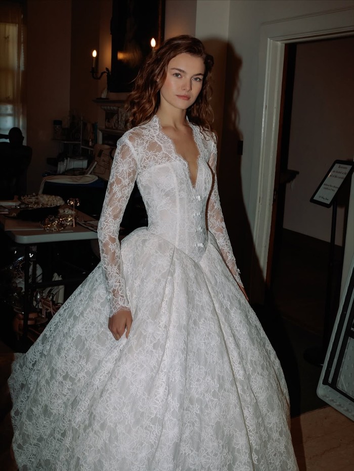 Aksen pita di bagian depan. Detail ini cocok diaplikasikan pada berbagai siluet gaun/ Foto: instagram.com/ @sarehnouri