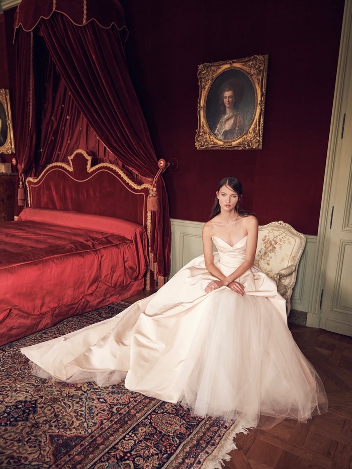 Ballgown berukuran besar. Ball gown juga paling ideal dikenakan di venue ballroom/ Foto: instagram.com/@moniquelhuillierbride