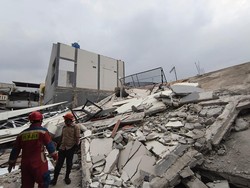 Bangunan Parkir 2 Lantai Ambruk di Koja Jakut, Timpa 5 Kendaraan