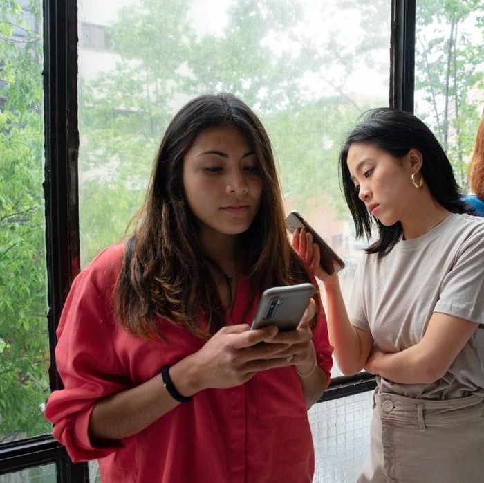 Ciri orang tidak suka kerap ditandai oleh kontak mata yang singkat serta sikap tubuh yang tertutup. Perilaku ini umumnya terjadi tanpa kesadaran penuh dari individu yang bersangkutan. Reaksi tersebut mencerminkan upaya menjaga jarak demi rasa aman pribadi.