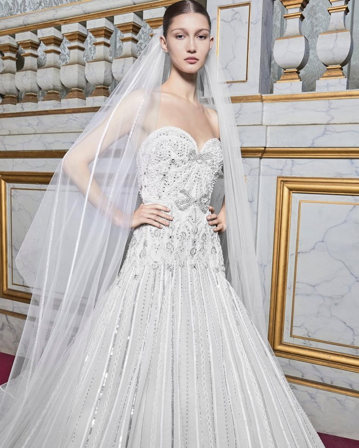 Detail embellishment yang berkilau. Model ini paling cocok digunakan untuk resepsi indoor./ Foto: instagram.com/@eliesaabbrida