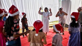 FOTO: Warga Tapanuli Tengah Rayakan Natal di Pengungsian