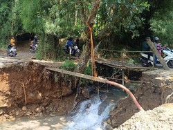 Jalan Alternatif Puncak Bogor Terputus karena Arus Sungai, Mobil Tak Bisa Lewat