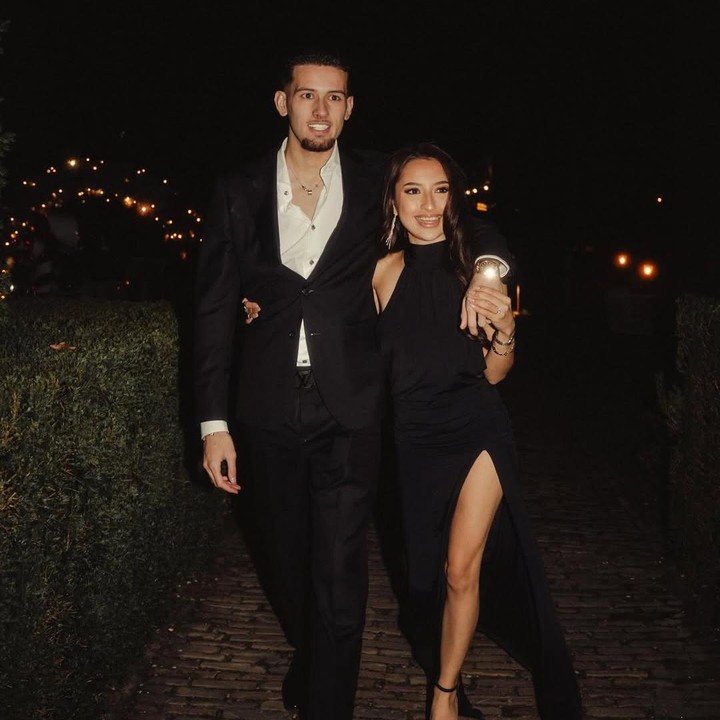 <p>Dalam momen romantis ini, Jennifer tampil cantik mengenakan gaun hitam panjang. Sementara sang kekasih Justin Hubner terlihat tampan mengenakan setelan jas&nbsp;dan kemeja putih. Keduanya terlihat begitu serasi di momen lamaran yang bertepatan dengan malam Natal ini. (Foto: Instagram @justinhubner5/ @jennifercoppenreal20)</p>