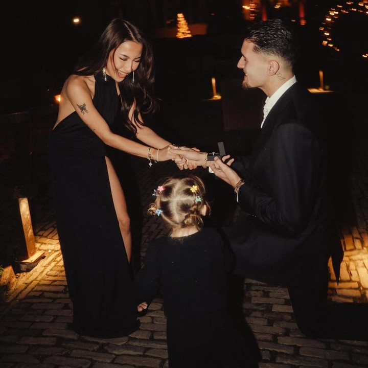 <p>Jennifer tampaknya tak akan bisa melupakan momen spesial lamarannya, Bunda. Bagaimana tidak? Justin melamarnya di depan sang putri Kamari Sky Wassink. Anak semata wayang Jennifer ini muncul ketika Justin berlutut dan mengutarakan keseriusannya untuk melangkah ke jenjang yang serius. (Foto: Instagram @justinhubner5/ @jennifercoppenreal20)</p>