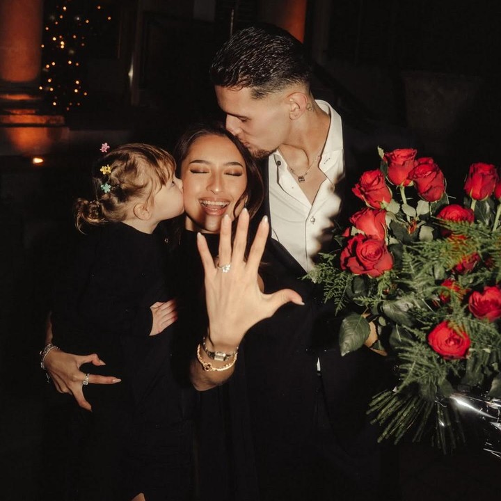 <p>Dalam postingan foto di Instagram, Justin membagikan setiap momen romantis lamarannya ke Jennifer Coppen. Pria 22 tahun ini bahkan menuliskan <em>caption</em> yang merujuk pada panggilan nama Jennifer Coppen kelak saat mereka telah sah mengikat janji. "<em>Future Mr &amp; Mrs Hubner</em>," tulisnya. (Foto: Instagram @justinhubner5/ @jennifercoppenreal20)</p>