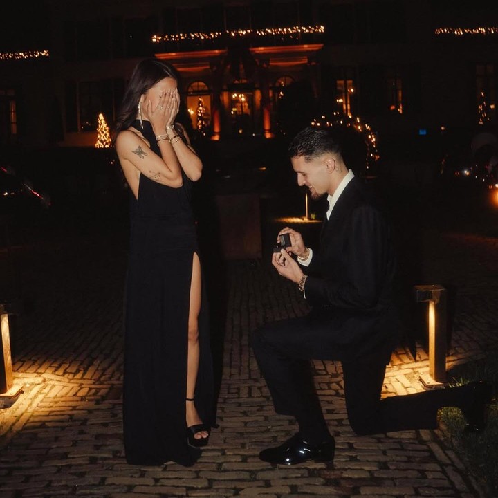 <p>Melalui unggahan di Instagram, Jennifer membagikan momen lamaran yang dilakukan oleh Justin secara tiba-tiba. Saat melakukan sesi foto bersama, tiba-tiba saja Justin berlutut dan mengeluarkan kotak berisi cincin untuk melamar Jennifer. Sontak saja Jennifer terkejut dan tersentuh. Perempuan kelahiran Denpasar, Bali ini, tak bisa menyembunyikan air mata bahagianya saat dilamar. (Foto: Instagram @justinhubner5/ @jennifercoppenreal20)</p>