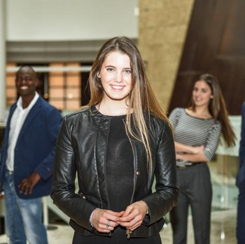 3 Tanda Kamu Sering Jadi Pusat Perhatian di Mana Pun Berada