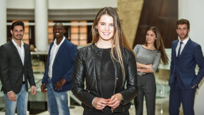 3 Tanda Kamu Sering Jadi Pusat Perhatian di Mana Pun Berada