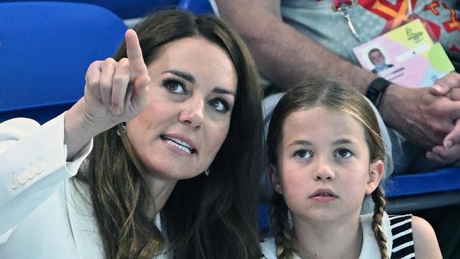 Kate Middleton dan putrinya, Putri Charlotte, menampilkan duet bermain piano dalam video yang ditayangkan pada malam Natal, Rabu (24/12), waktu Inggris.