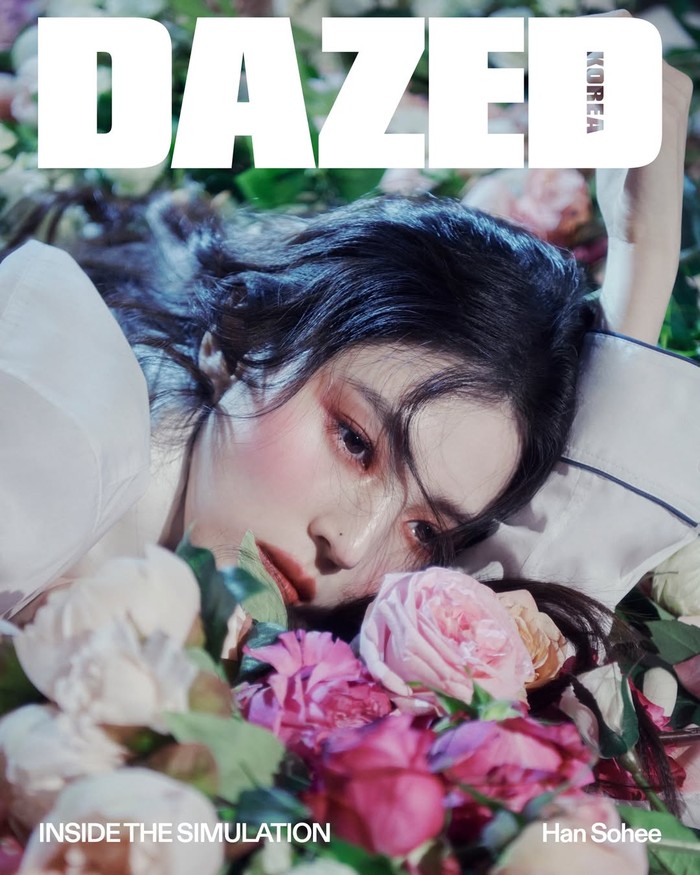 Kecantikan Han So Hee membaur dengan indahnya hamparan bunga mawar dalam sampul utama majalah Dazed Korea. Sementara itu, Han So Hee akan segera memulai debut layar lebar di film 'Project Y'./ Foto: instagram.com/dazedkorea