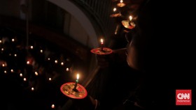 FOTO: Suasana Khidmat Ibadah Malam Natal di GPIB Immanuel Jakarta