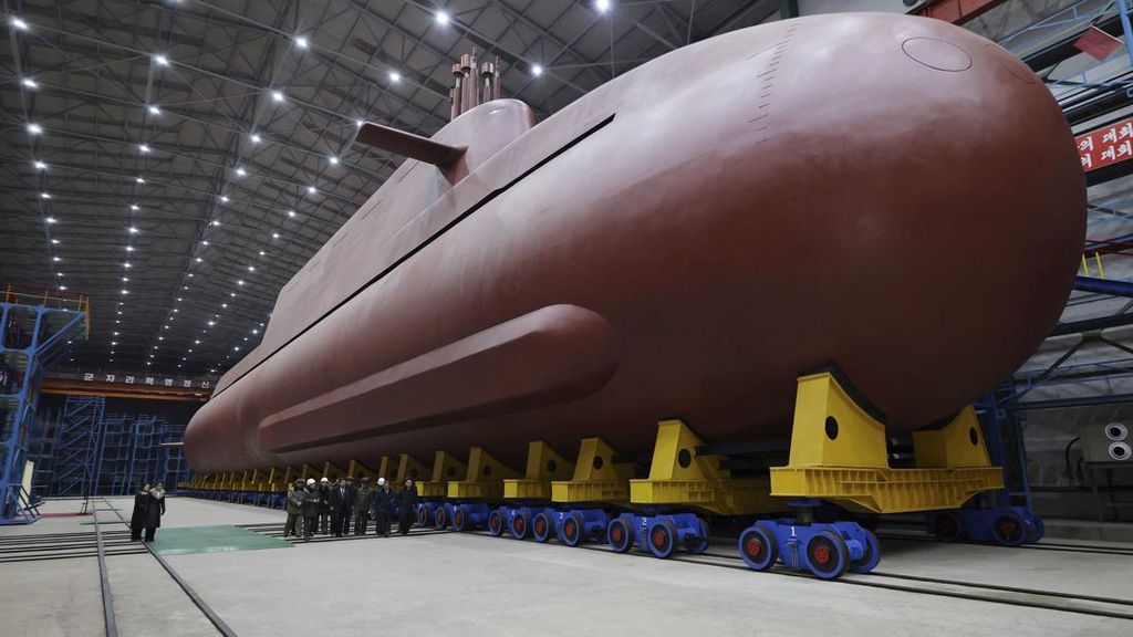 FOTO: Kim Jong Un Pamer Kapal Selam Nuklir Baru Milik Korut