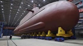 FOTO: Kim Jong Un Pamer Kapal Selam Nuklir Baru Milik Korut