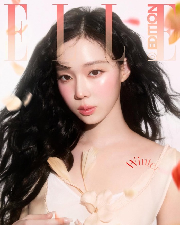 Kontras dengan nama panggung yang berarti musim dingin, Winter aespa tampil cerah menyegarkan dengan semburat warna peach di potret sampul majalah ELLE Korea./ Foto: instagram.com/ellekorea