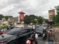 Lalin Jogja Sore Ini, Antrean Mobil Masuk Malioboro Mengular!