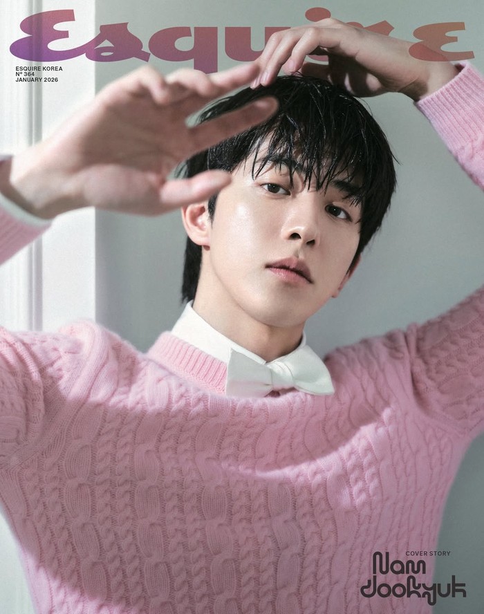Majalah Esquire bersiap menyambut kembalinya Nam Joo Hyuk dengan drama baru 'East Palace' sejak merampungkan wamil dengan memamerkan pesona segarnya berbalutkan pakaian hangat di halaman sampul./ Foto: instagram.com/esquire.korea