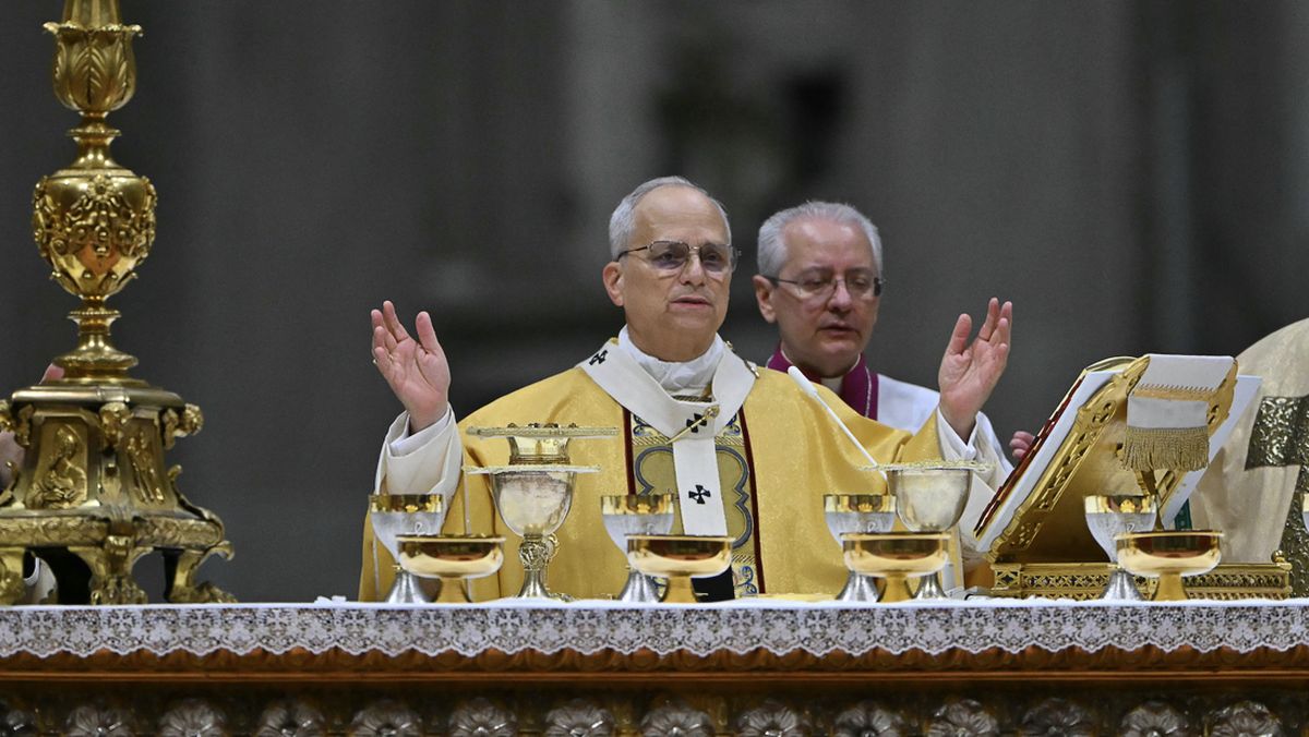 Paus Leo XIV Pimpin Misa Natal Pertamanya