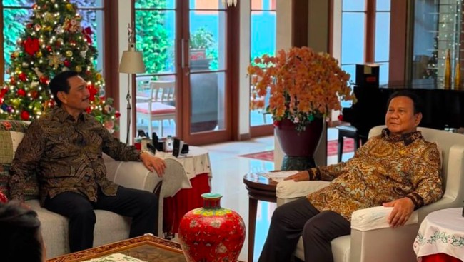 Presiden Prabowo dan putranya berkunjung ke Luhut Binsar Pandjaitan saat Natal 2025. Mereka membahas ekonomi, persatuan, dan pemulihan bencana di Indonesia.