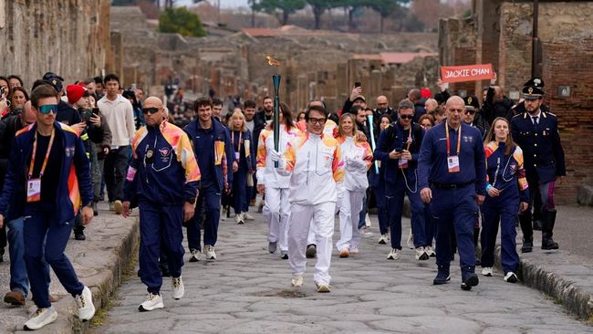 Estafet Obor Olimpiade 2026 Jackie Chan di Reruntuhan Pompeii