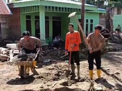 Polisi dan Warga Kompak Bersihkan Lumpur-Kayu Sisa Banjir di Gayo Aceh