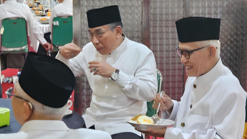 Momen Gus Yahya Sungkem Rais Aam dan Kiai Sepuh NU di Pertemuan Lirboyo