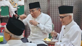Momen Gus Yahya Sungkem Rais Aam & Kiai Sepuh NU di Pertemuan Lirboyo