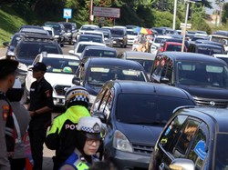 Video: Simpang Gadog Bogor Arah Puncak Mulai Dipadati Kendaraan Siang Ini