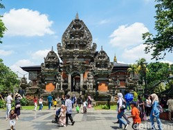 Parkir TMII Membeludak, Kendaraan Wisatawan Diarahkan ke Istana Anak dan Iptek