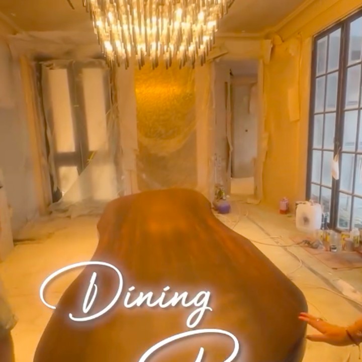 <p>Ruang makan utama juga dihiasi chandelier. Ruang makan ini berada di area yang sama dengan dapur bersih, Bunda. Tasya rencananya akan mendesain area dapur bersihnya dengan warna yang berbeda dengan ruangan lain. "<em>Kitchen area</em> warnanya <em>baby blue</em> biar ada semua warna yang saya inginkan saja sih," kata Tasya, dikutip dari Instagram @tasyafarasya. (Foto: Instagram @Instagram @tasyafarasya)</p>