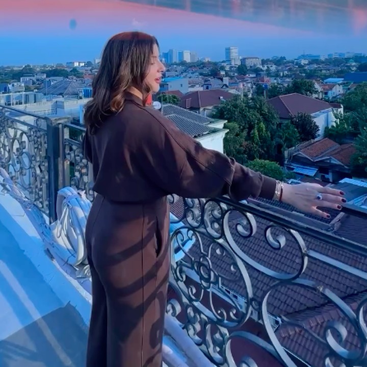 <p>Lantai 3 rumah Tasya didesain khusus untuk ruang kerja. Di lantai ini, Tasya membangun <em>pantry</em> untuk karyawan, studio kerja, tempat <em>makeup</em>, hingga ruangan untuk editor. Di lantai 4, perempuan 33 tahun ini membuat beberapa kamar tamu dan karyawan. Tasya juga menyediakan balkon yang luas&nbsp;untuk menikmati pemandangan dari ketinggian. (Foto: Instagram @Instagram @tasyafarasya)</p>