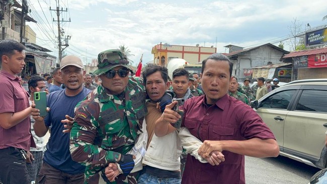 Koalisi sipil mengecam dugaan tindakan represif TNI terhadap unjuk rasa di Aceh terkait penanganan bencana.