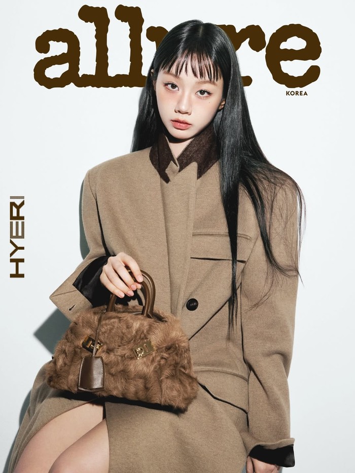 Seolah sulit meninggalkan tahun 2025, Hyeri tampil klasik dengan baju khas musim gugur bernuansa cokelat. Gaya elegan Hyeri pada sampul Allure Korea ini menyiratkan sisi baru sebagai sutradara film di drama 'Dream to You'./ Foto: instagram.com/allurekorea