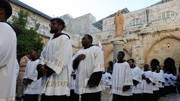 FOTO: Setelah 2 Tahun, Natal Kembali Digelar di Betlehem