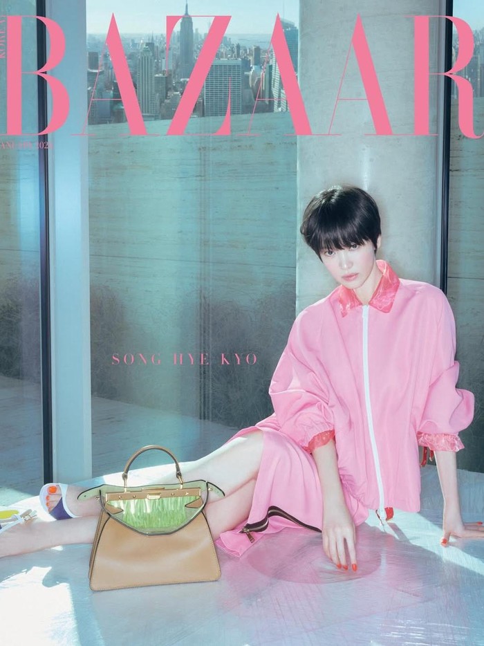 Song Hye Kyo menyebarkan energi cerah dan berani dengan potongan rambut pixie cut dan setelan pink modis dari brand Fendi untuk membocorkan penampilannya dalam peran baru di serial Netflix 'Show Business'./ Foto: instagram.com/harpersbazaarkorea