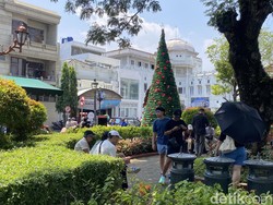 Kota Lama Semarang Panen Wisatawan, Pohon Natal Jadi Spot Foto