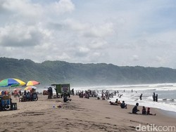 Ribuan Pelancong Padati Pantai Parangtritis Hari Ini, Hati-hati Rip Current!