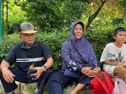 Nenek-Kakek Ini Ajak Cucu Wisata Murah Meriah ke Ragunan Saat Libur Natal