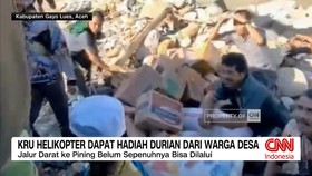 VIDEO: KRU Helikopter Dapat Hadiah Durian Dari Warga Desa