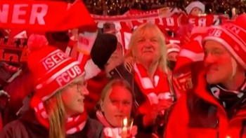Lautan Merah 28.500 Fans Union Berlin Rayakan Natal, Bikin Merinding