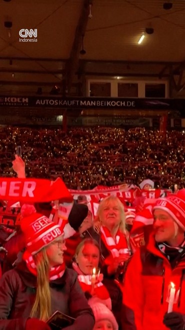 Lautan Merah 28.500 Fans Union Berlin Rayakan Natal, Bikin Merinding
